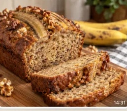 Pan de banano en rodajas sobre una tabla de madera.
