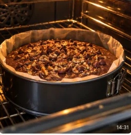 Pastel de chocolate recién horneado dentro del horno.