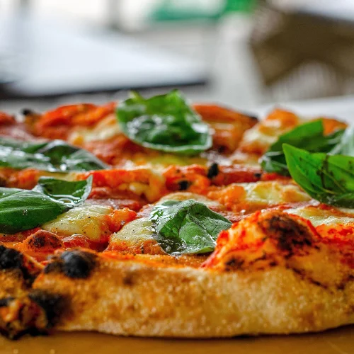 Pizza con tomate y albahaca